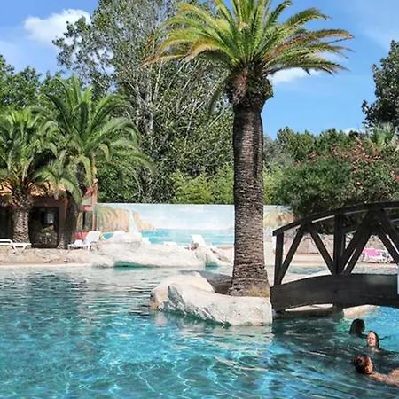 A Avec Piscine Partagee. Holiday home