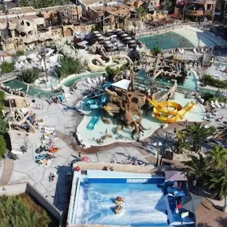 A Avec Piscine Partagee. Agde