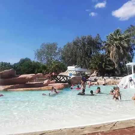 A Avec Piscine Partagee. *